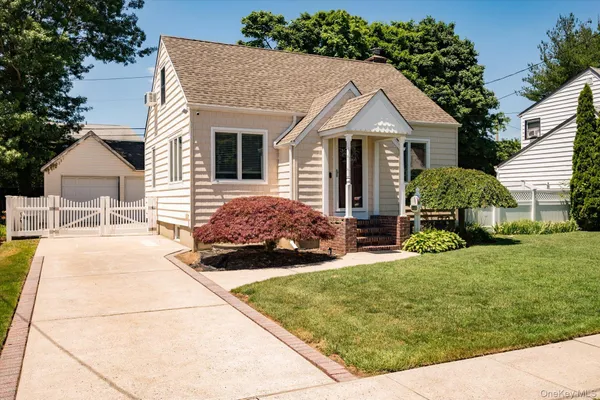 $659,990 | 36 Iroquois Place, Farmingdale, NY 11735