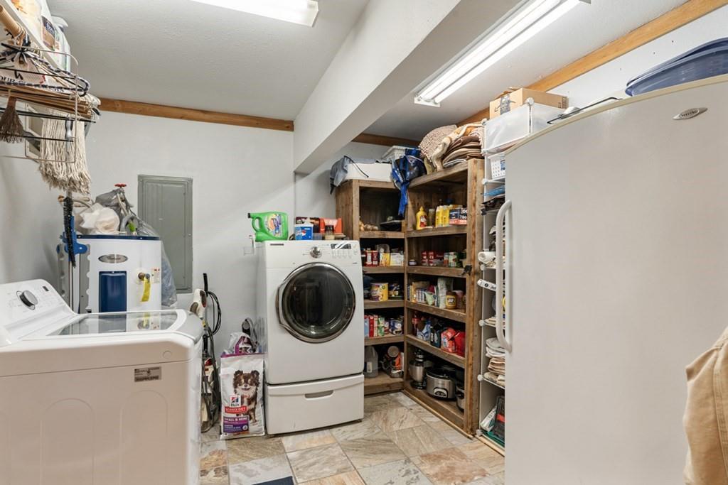 10276 Timber Trail Scurry, TX 75158 - Photo 21 of 40 a utility room with dryer and washer