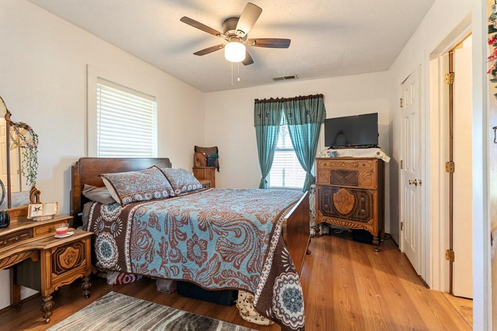 10276 Timber Trail Scurry, TX 75158 - Photo 27 of 40 a bed room with a bed and a tv
