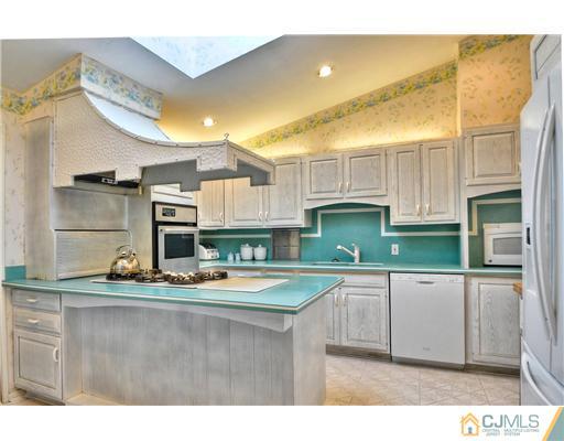 19 Peake Road Edison, NJ 08837 - Photo 3 of 13 Gallery Image 3