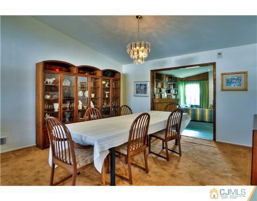 19 Peake Road Edison, NJ 08837 - Photo 4 of 13 Gallery Image 4
