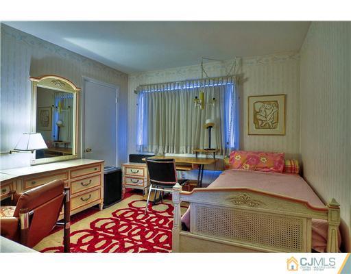 19 Peake Road Edison, NJ 08837 - Photo 8 of 13 Gallery Image 8