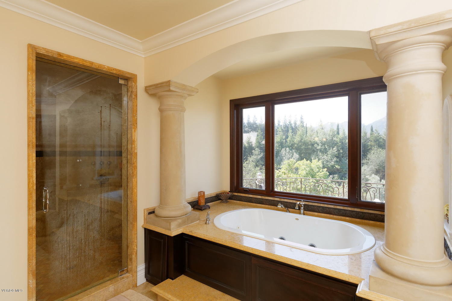 110 West Potrero Road Thousand Oaks, CA 91361 - Photo 18 of 33 a bathroom with a tub sink and mirror