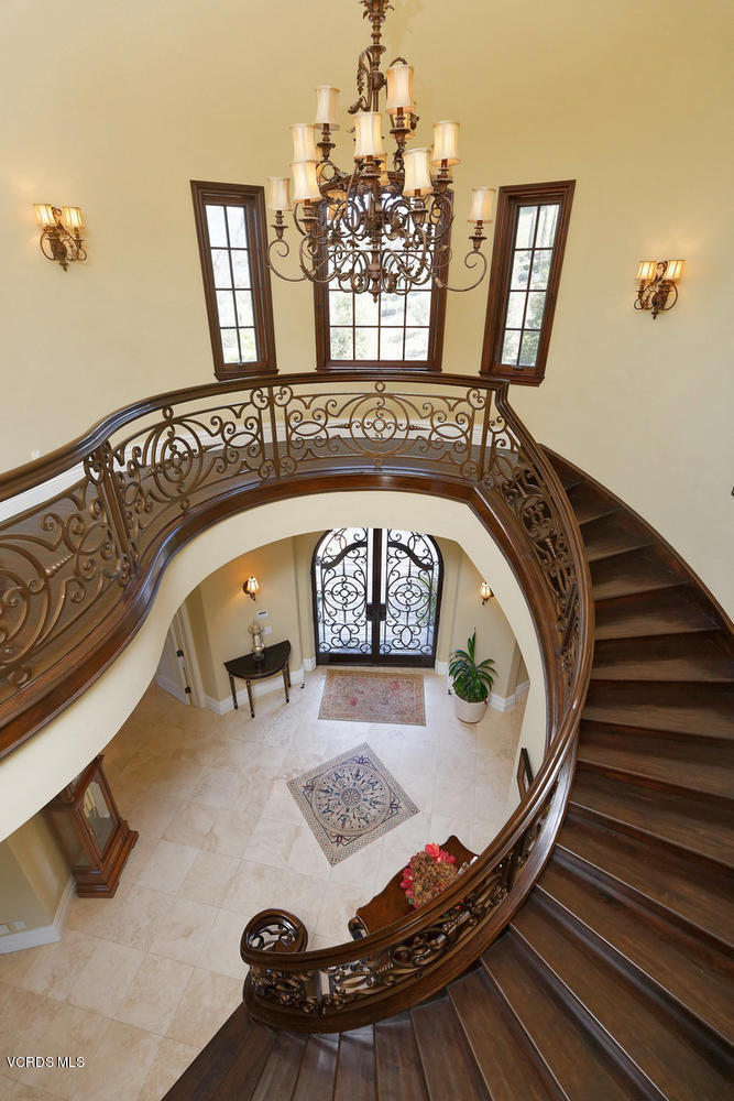 110 West Potrero Road Thousand Oaks, CA 91361 - Photo 7 of 33 a view of entryway