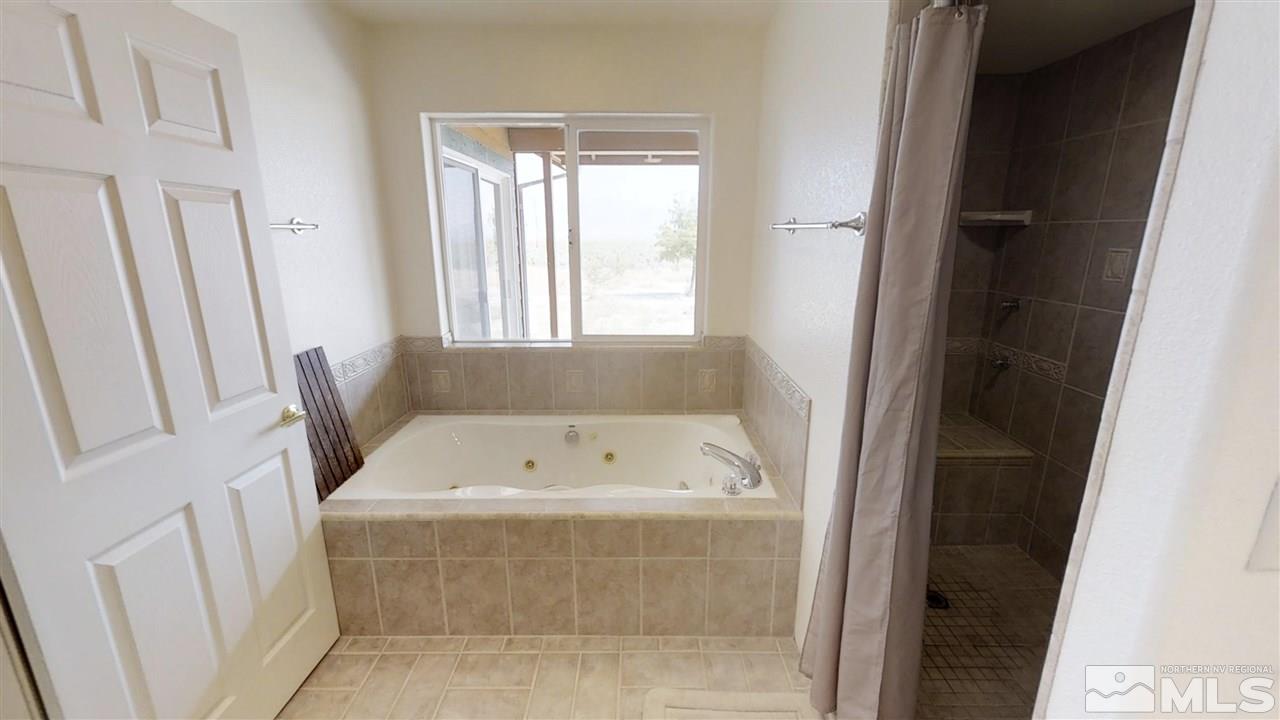 6080 Range Reno, NV 89510 - Photo 15 of 33 a bathroom with a bathtub