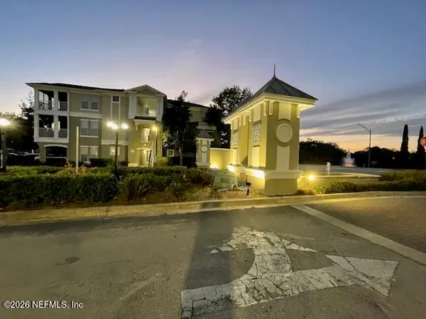 a view of residential houses with yard and street view