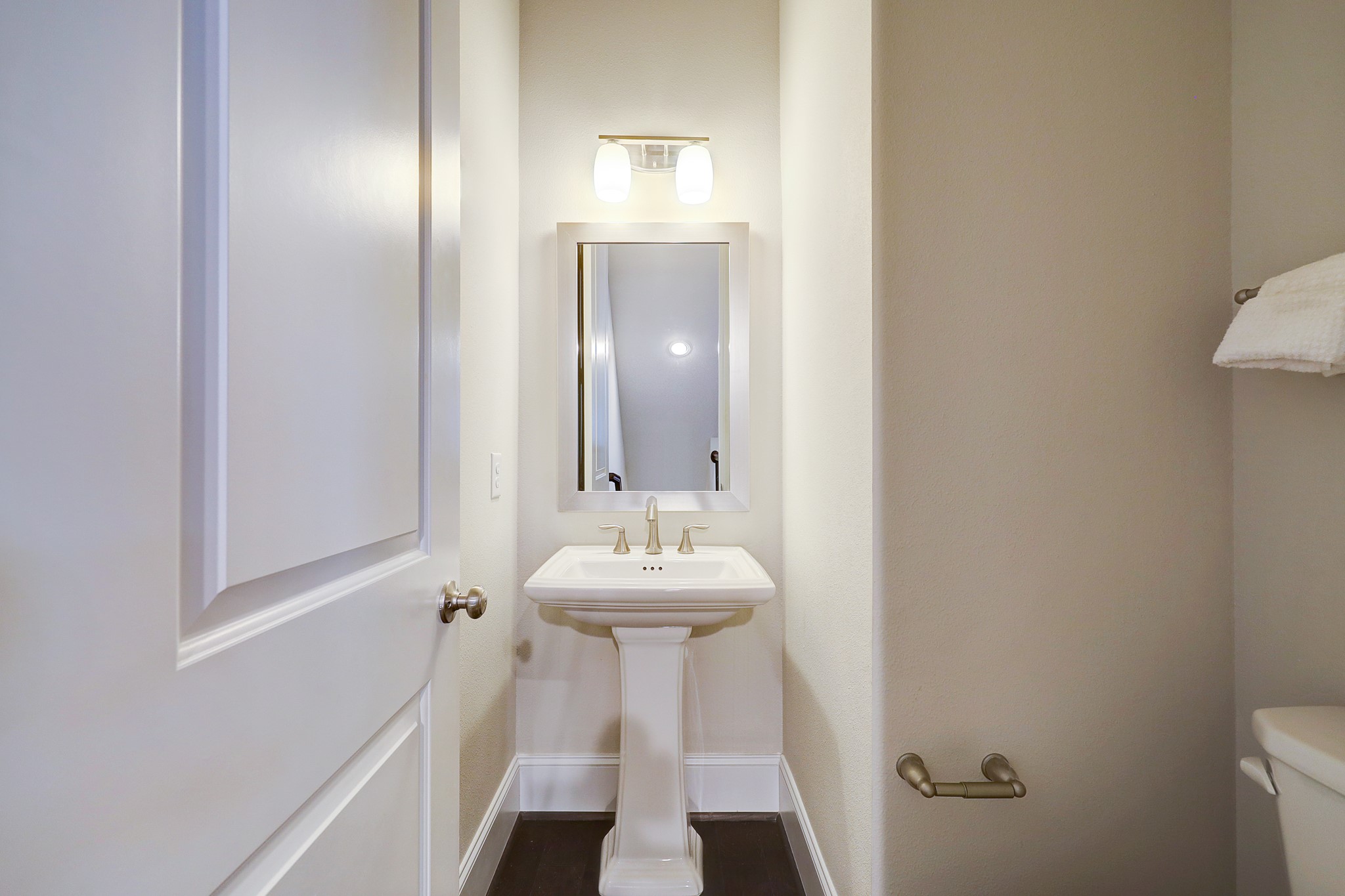 5453 Larkin Street Houston, TX 77007 - Photo 17 of 38 a bathroom with a sink and a mirror
