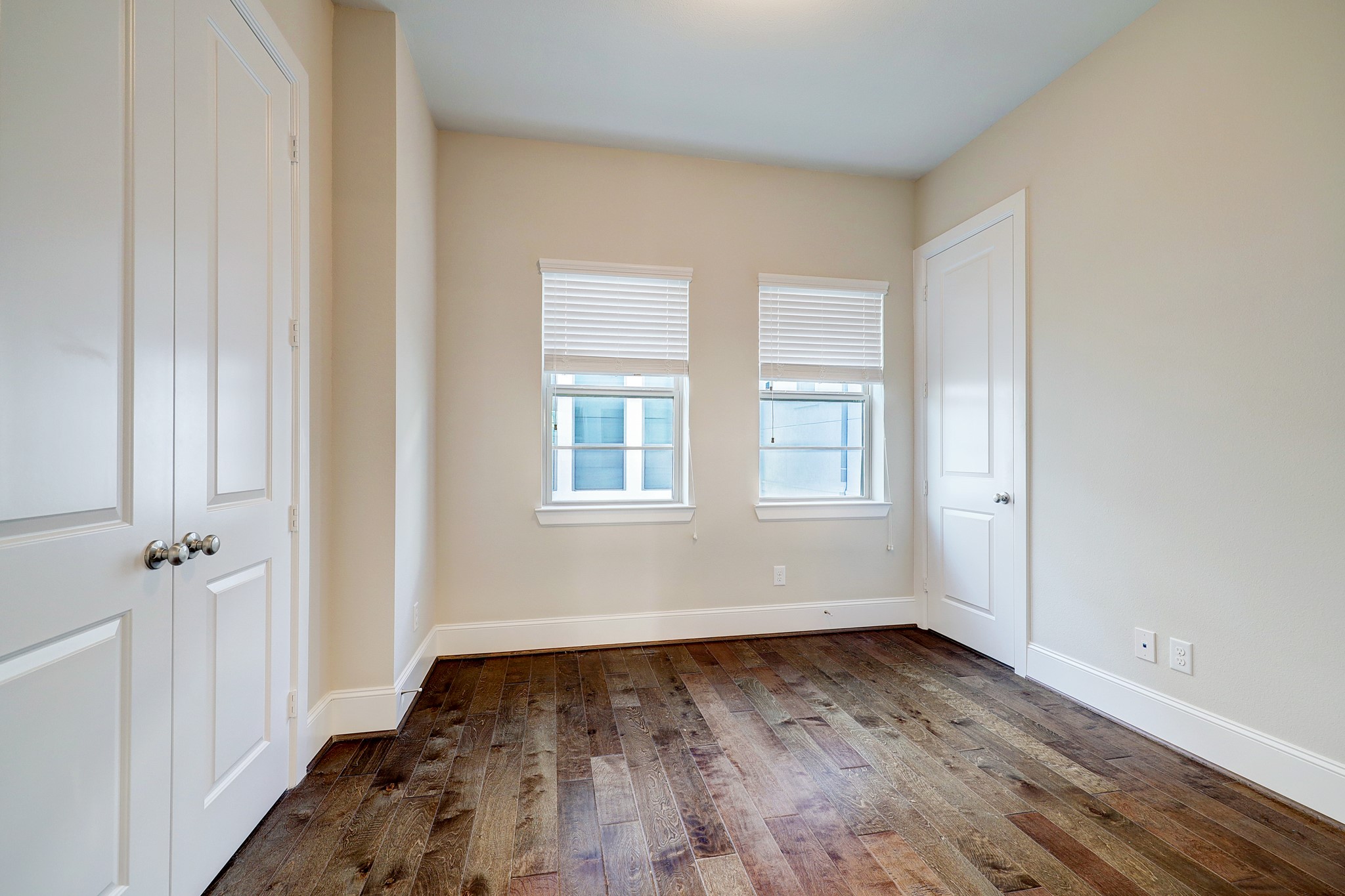 5453 Larkin Street Houston, TX 77007 - Photo 18 of 38 an empty room with wooden floor and windows