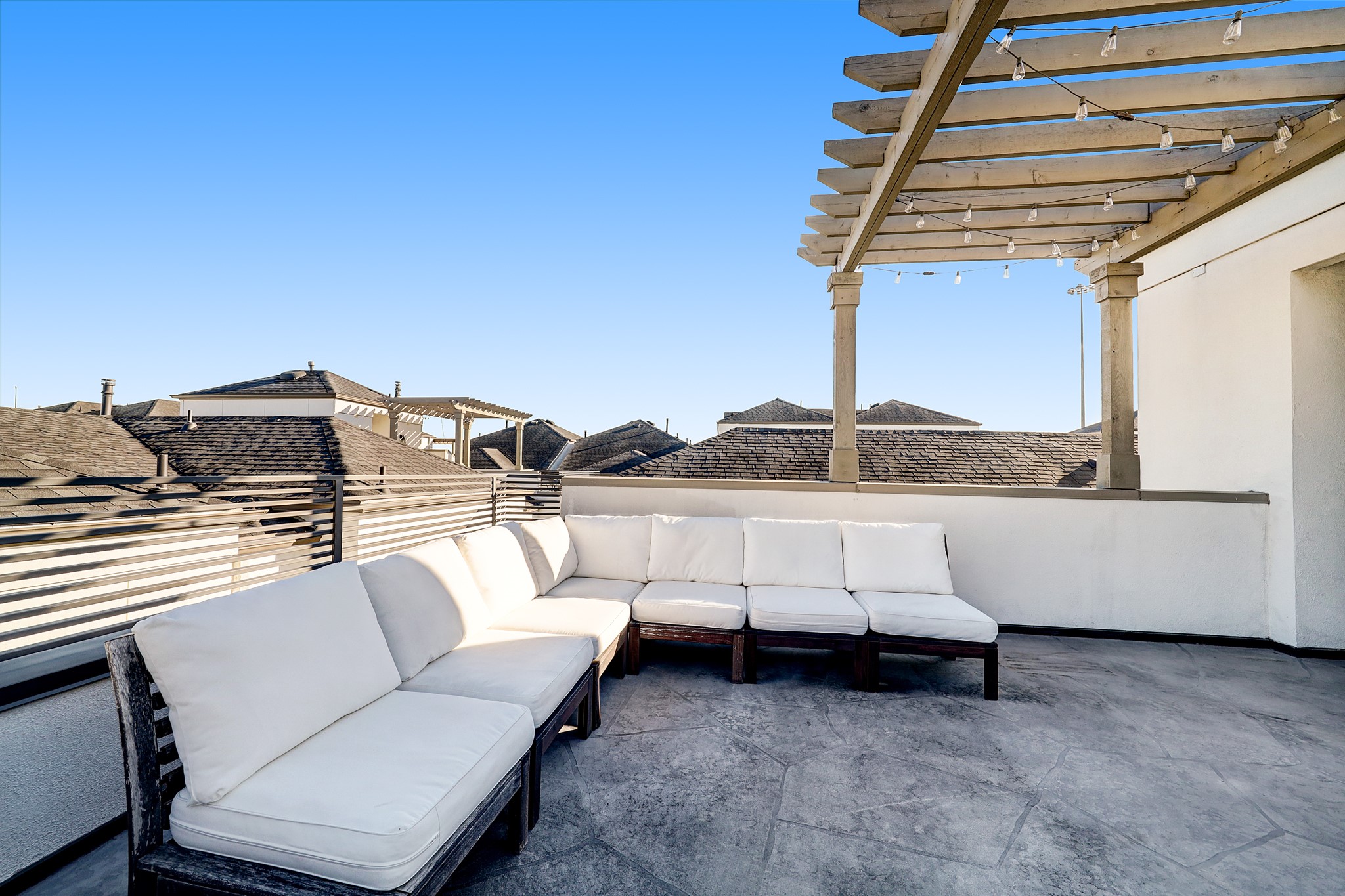 5453 Larkin Street Houston, TX 77007 - Photo 28 of 38 a living room with furniture