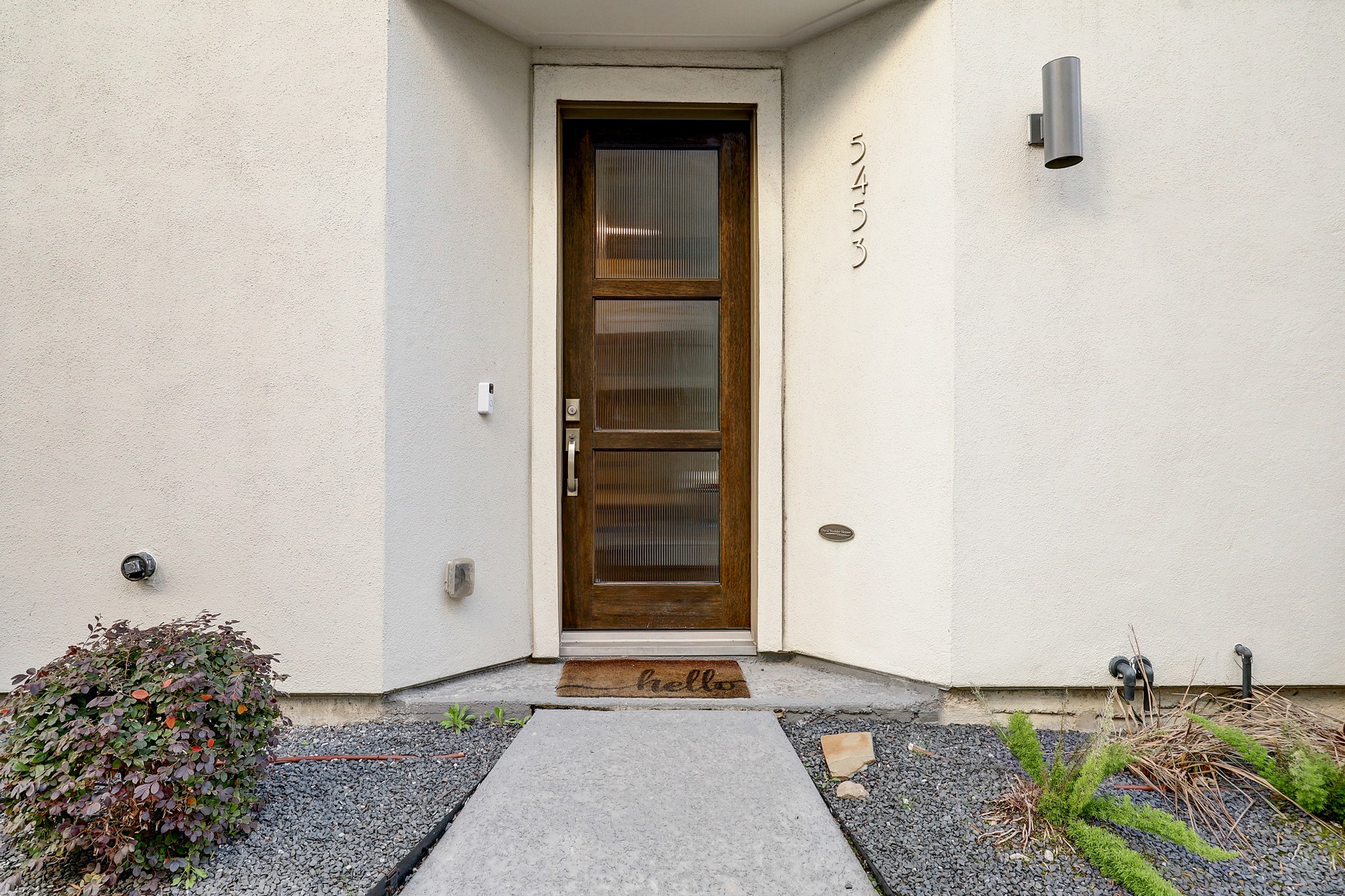 5453 Larkin Street Houston, TX 77007 - Photo 3 of 38 a front view of a house with garden
