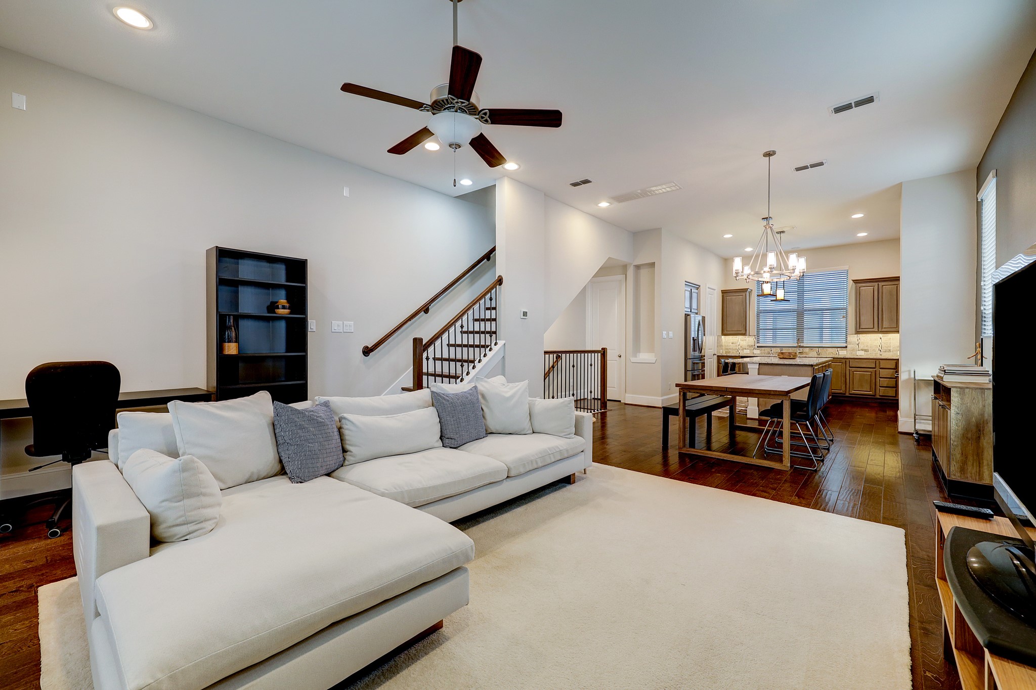5453 Larkin Street Houston, TX 77007 - Photo 9 of 38 a living room with furniture kitchen view and a chandelier