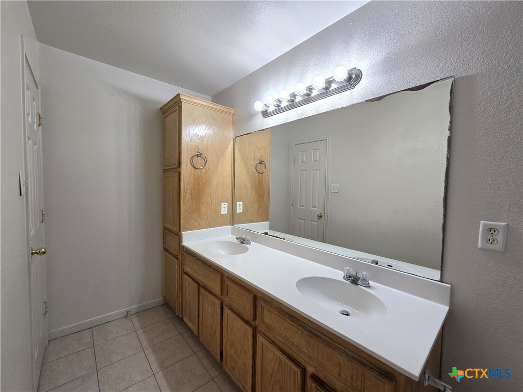 1411 Nicholas Circle, Unit B Killeen, TX 76542 - Photo 18 of 23 a spacious bathroom with a double vanity sink and a mirror