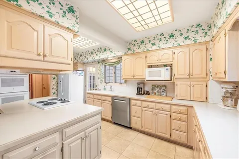 $975,000 | 6455 Overbrook Road, Mission Hills, KS 66208