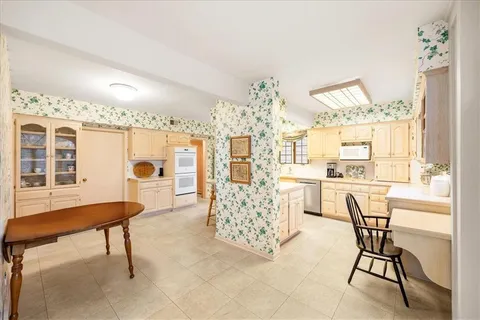 $975,000 | 6455 Overbrook Road, Mission Hills, KS 66208