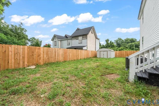 a view of a backyard