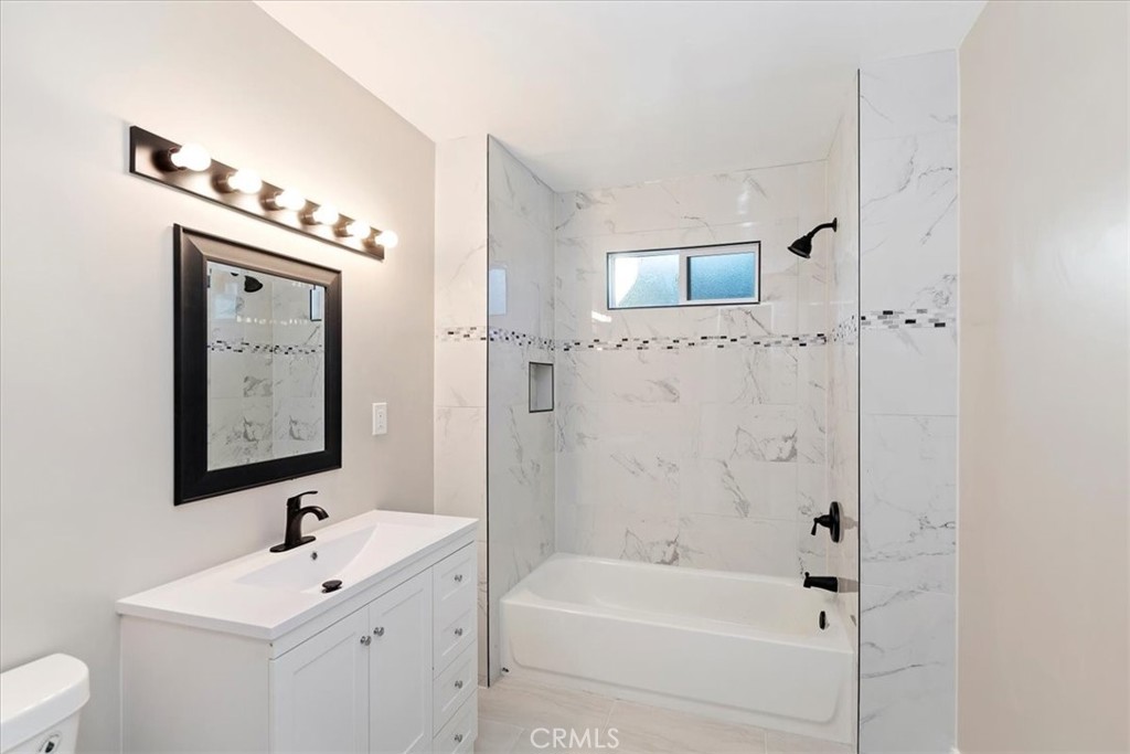 4311 Sunnyside Drive Riverside, CA 92506 - Photo 26 of 40 a bathroom with a sink mirror and bathtub