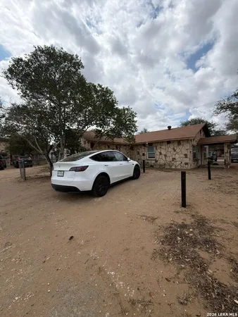 $1,400 | 902 C Street, Unit 1, Floresville, TX 78114