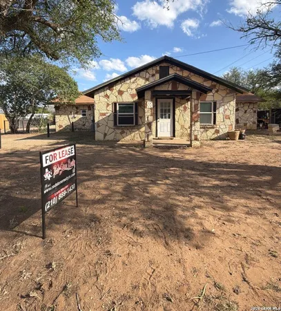 $1,400 | 902 C Street, Unit 1, Floresville, TX 78114
