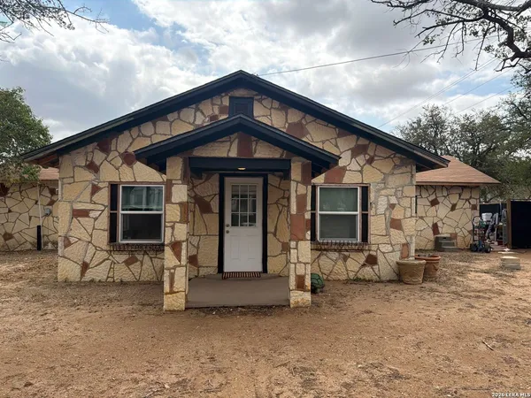 $1,400 | 902 C Street, Unit 1, Floresville, TX 78114