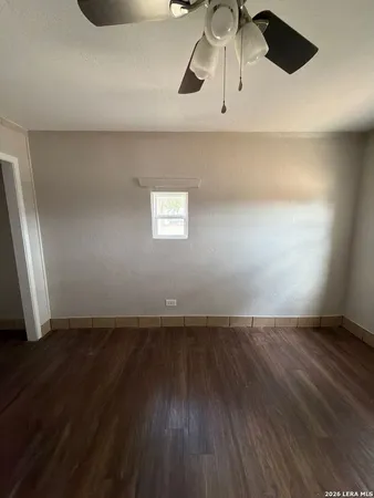 $1,400 | 902 C Street, Unit 1, Floresville, TX 78114