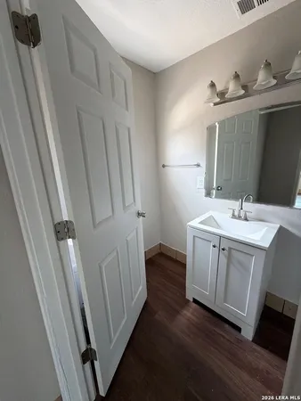 $1,400 | 902 C Street, Unit 1, Floresville, TX 78114