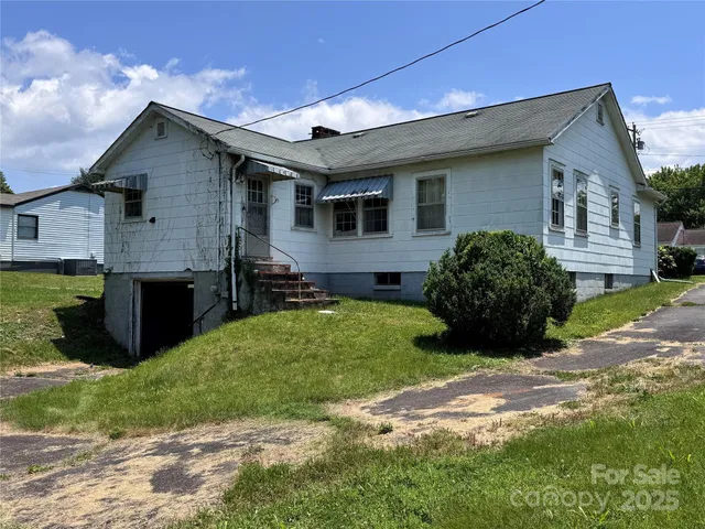 a view of a house with a yard and plants