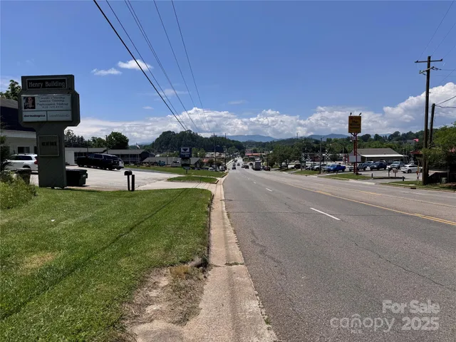 a view of a parking area