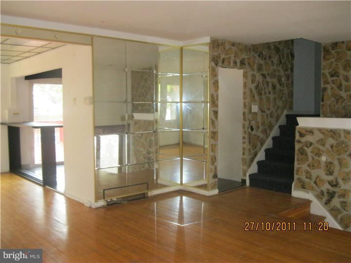 51 Briarcliff Road Atco, NJ 08004 - Photo 3 of 9 Living Room