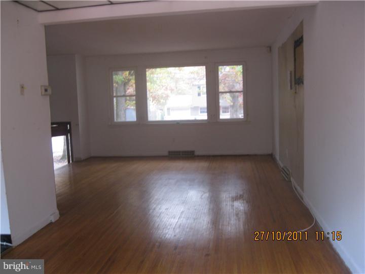 51 Briarcliff Road Atco, NJ 08004 - Photo 4 of 9 Living Room