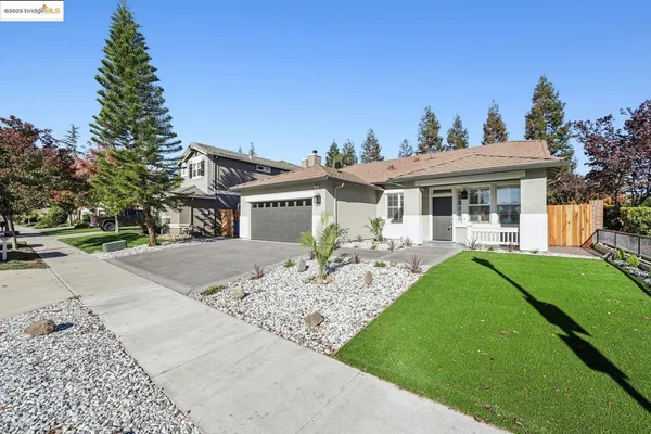 a view of a yard in front of house