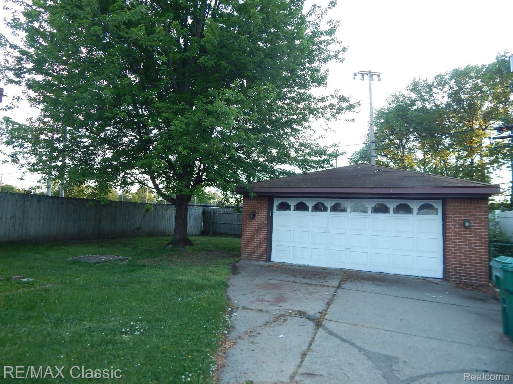 227 Henry Ruff Road Garden City, MI 48135 - Photo 2 of 19 DSCN5321.JPG