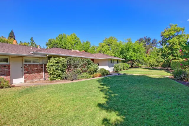a view of a house with a yard
