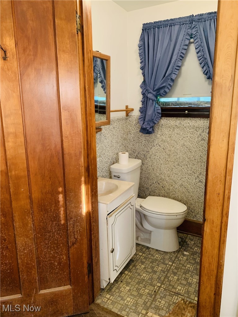 2184 North Taylor Road Cleveland Heights, OH 44112 - Photo 4 of 23 First Floor half bath
