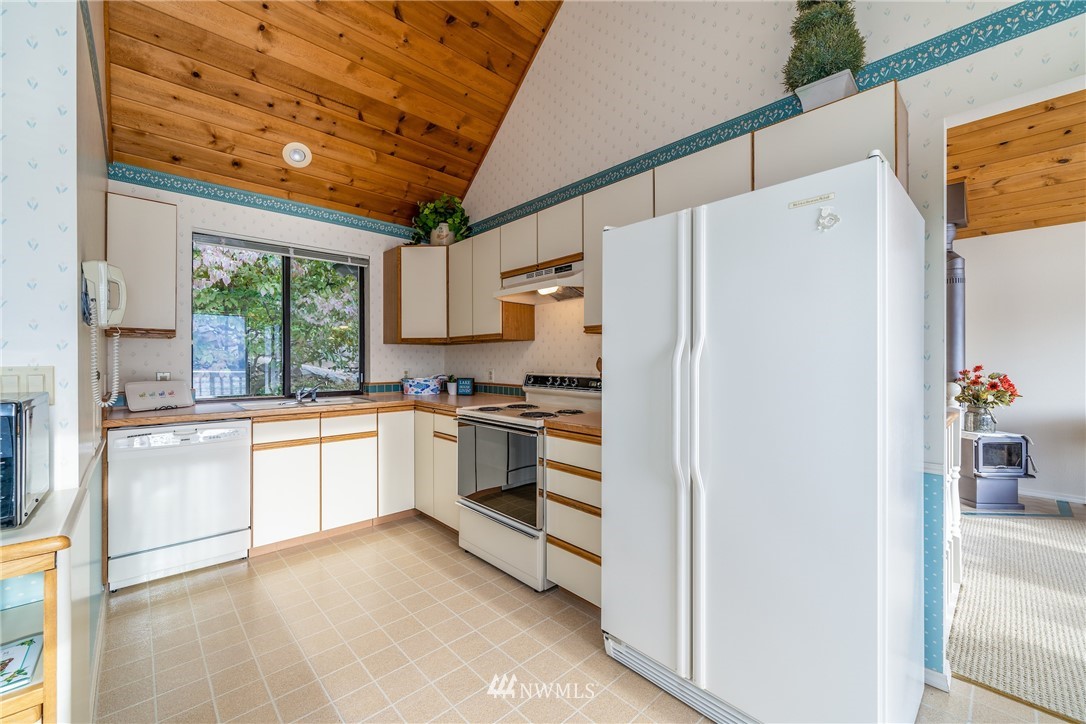 15898 South Lakeshore Road Chelan, WA 98816 - Photo 12 of 24 Gallery Image 12