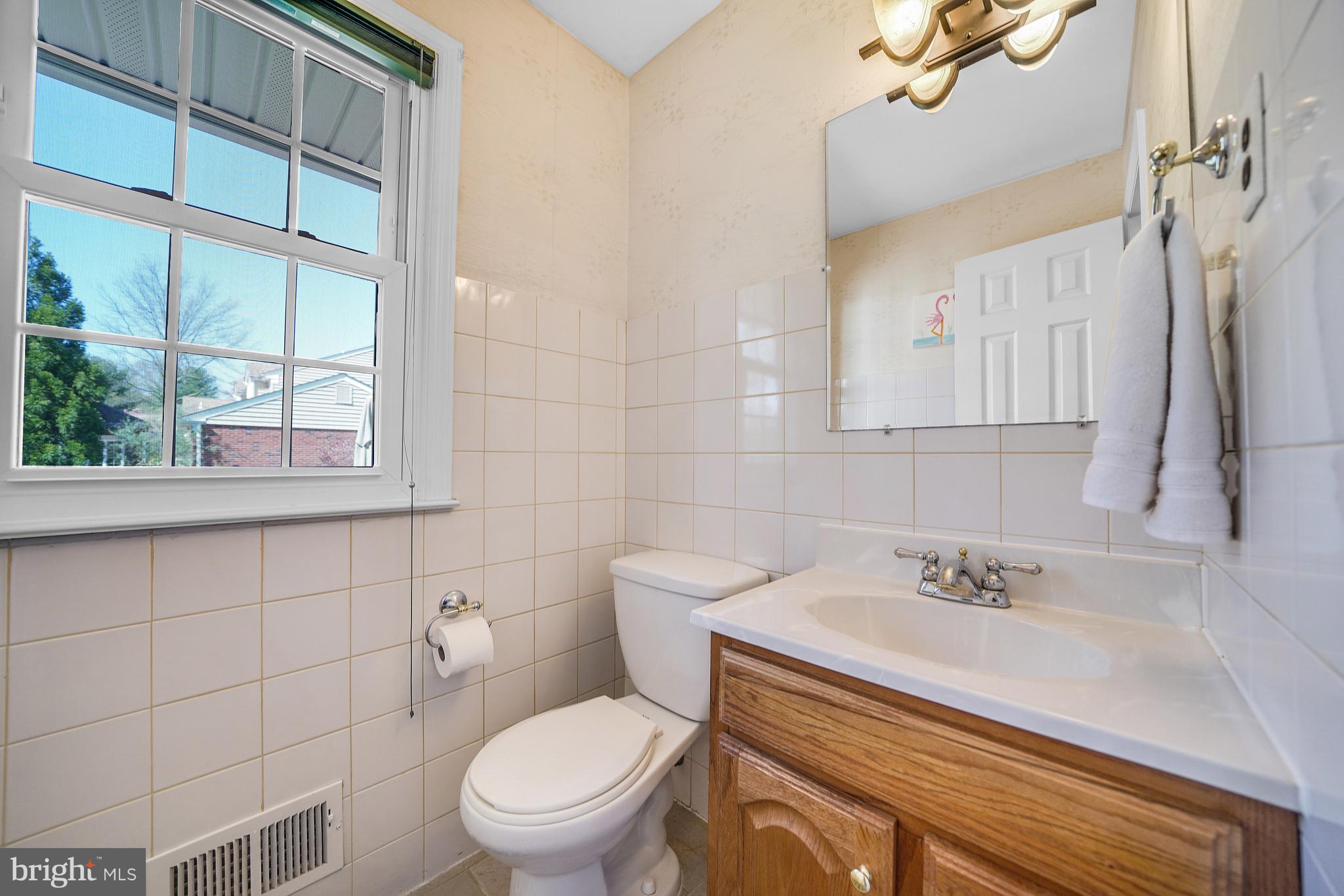 703 Burnley Road Wilmington, DE 19803 - Photo 12 of 27 Powder room