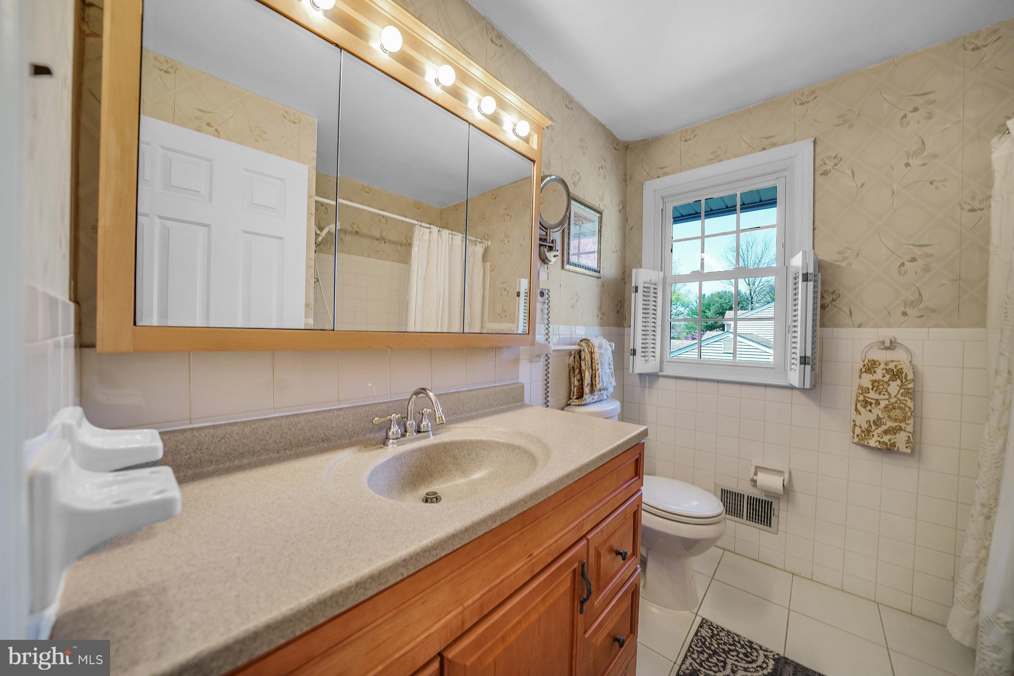 703 Burnley Road Wilmington, DE 19803 - Photo 20 of 27 Hall bath with large vanity