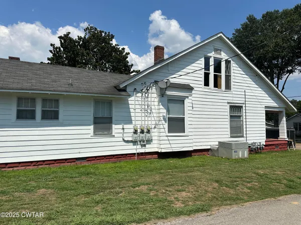 a front view of house with yard
