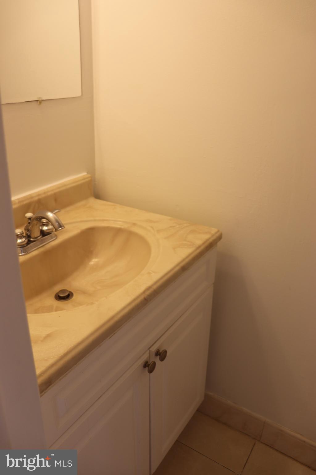 450 West Deer Park Road, Unit 14B Gaithersburg, MD 20877 - Photo 19 of 49 Half bath on main level