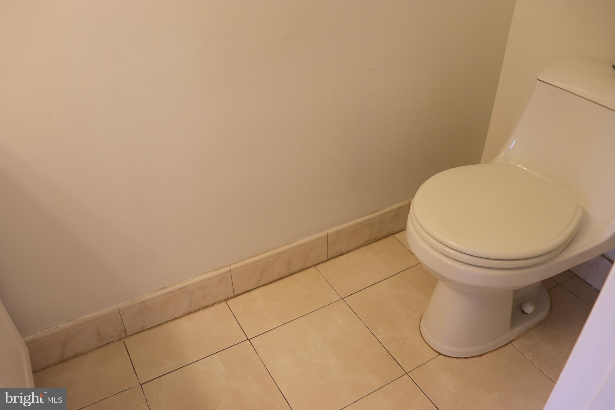 450 West Deer Park Road, Unit 14B Gaithersburg, MD 20877 - Photo 20 of 49 Half bath on main level