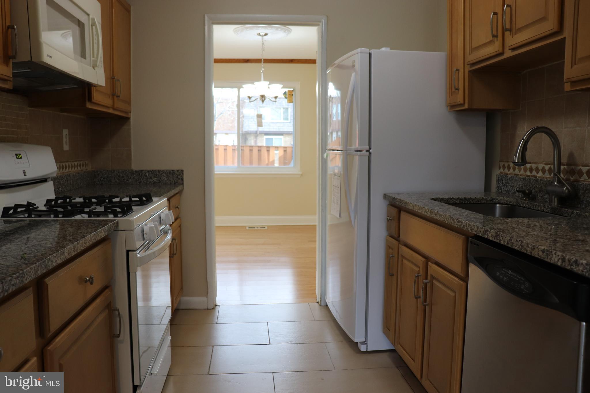 450 West Deer Park Road, Unit 14B Gaithersburg, MD 20877 - Photo 10 of 49 Kitchen