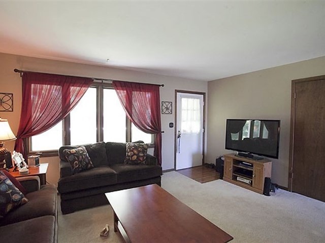 1N409 Pouley Road Elburn, IL 60119 - Photo 4 of 25