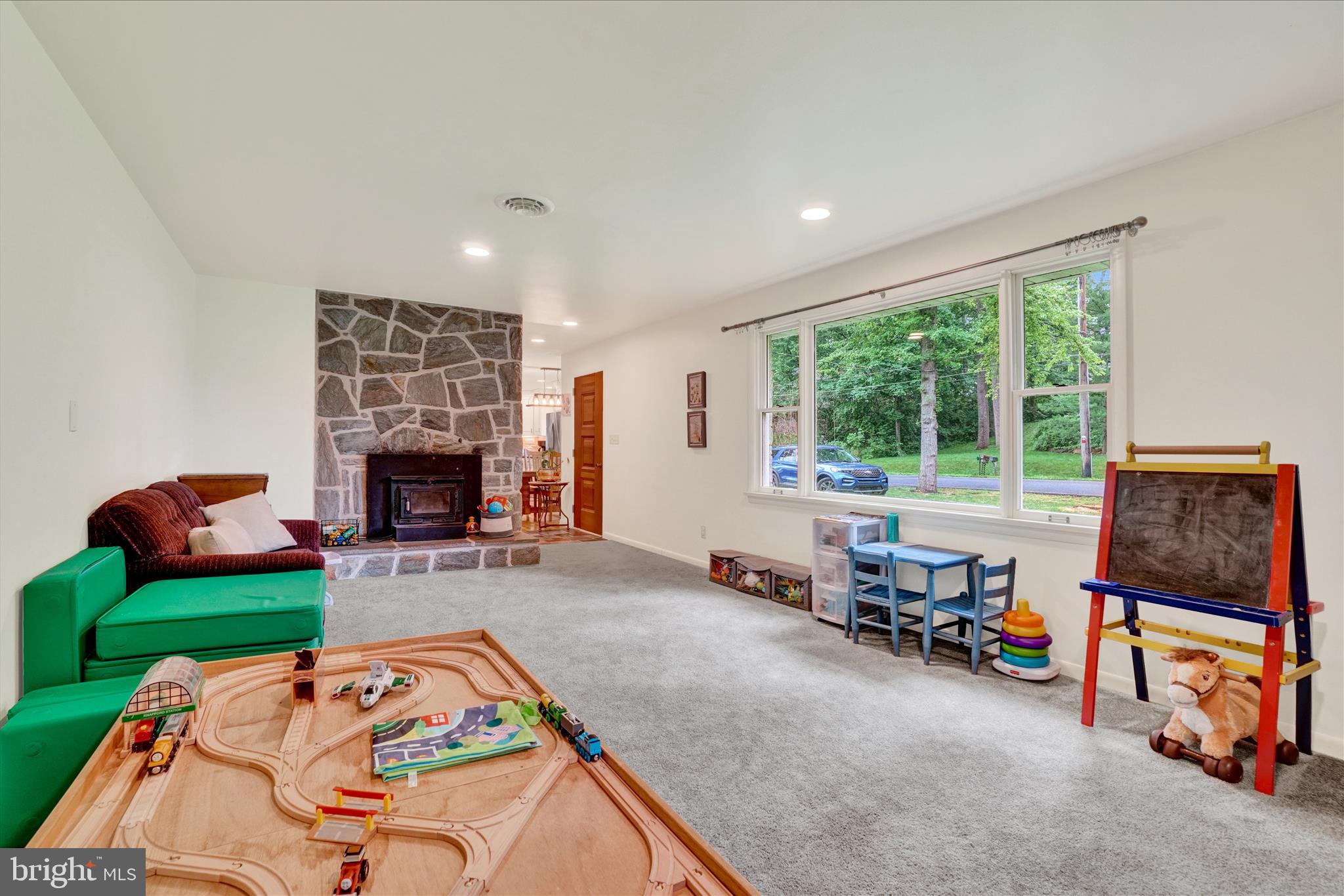 537 Miller Road Elizabethtown, PA 17022 - Photo 14 of 41 Living Room