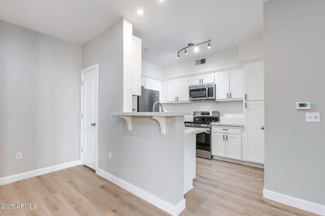 $1,800 | 1701 East Colter Street, Unit 218, Phoenix, AZ 85016