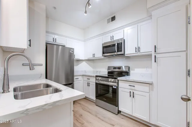 $1,800 | 1701 East Colter Street, Unit 218, Phoenix, AZ 85016