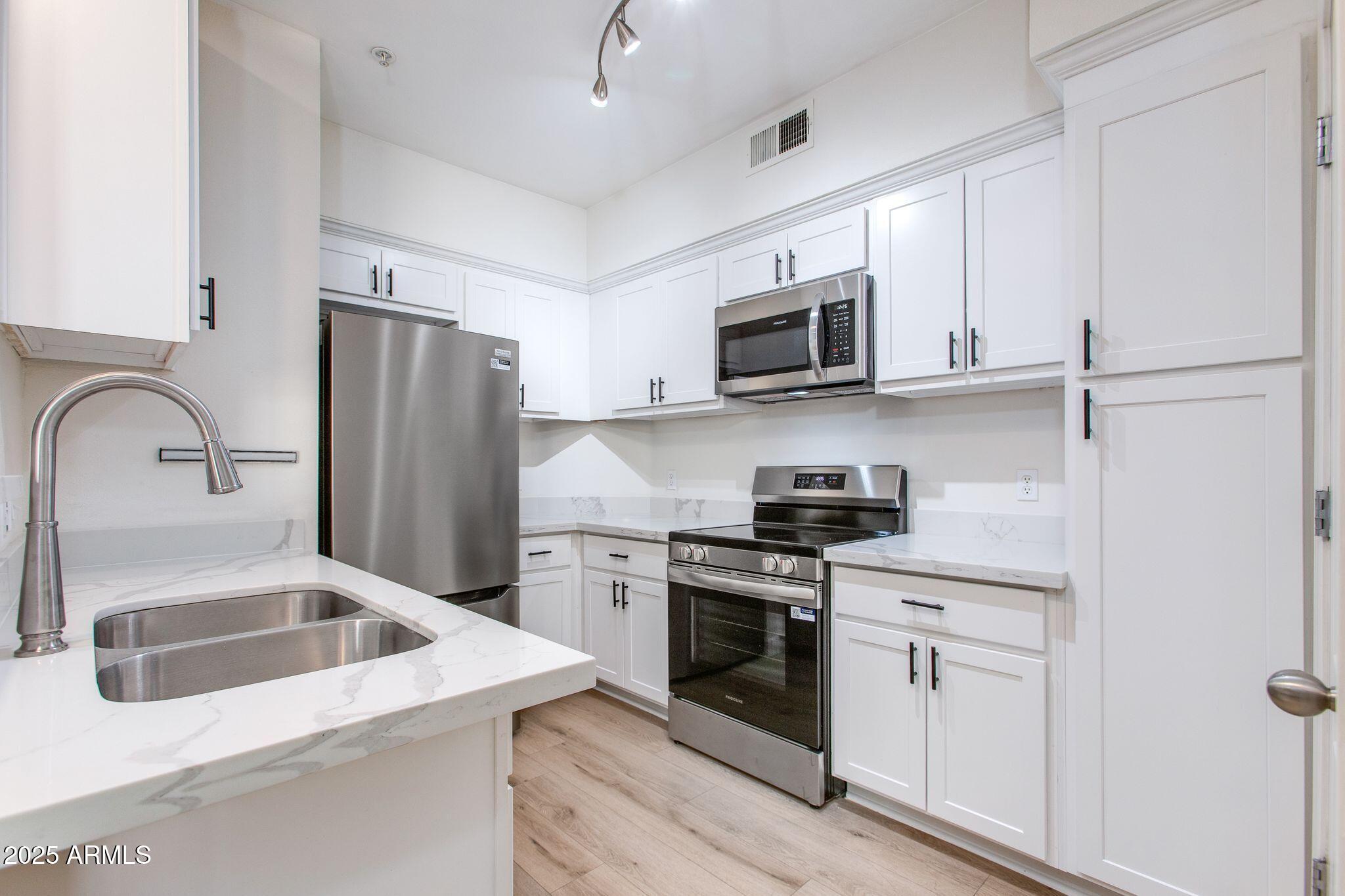 1701 East Colter Street, Unit 218 Phoenix, AZ 85016 - Photo 3 of 25 07-Colter