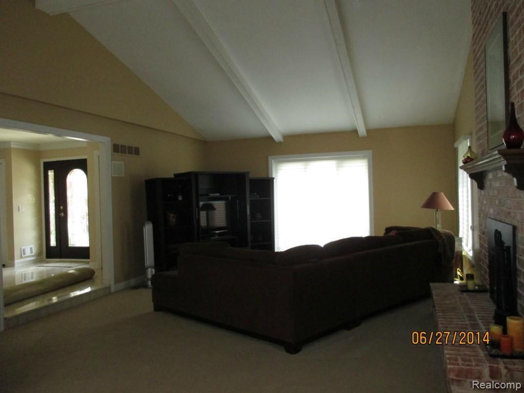 1335 Springwood Lane Rochester, MI 48309 - Photo 12 of 38 12-Great Room-4.jpg
