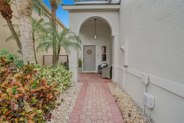 a view of a entrance of the house