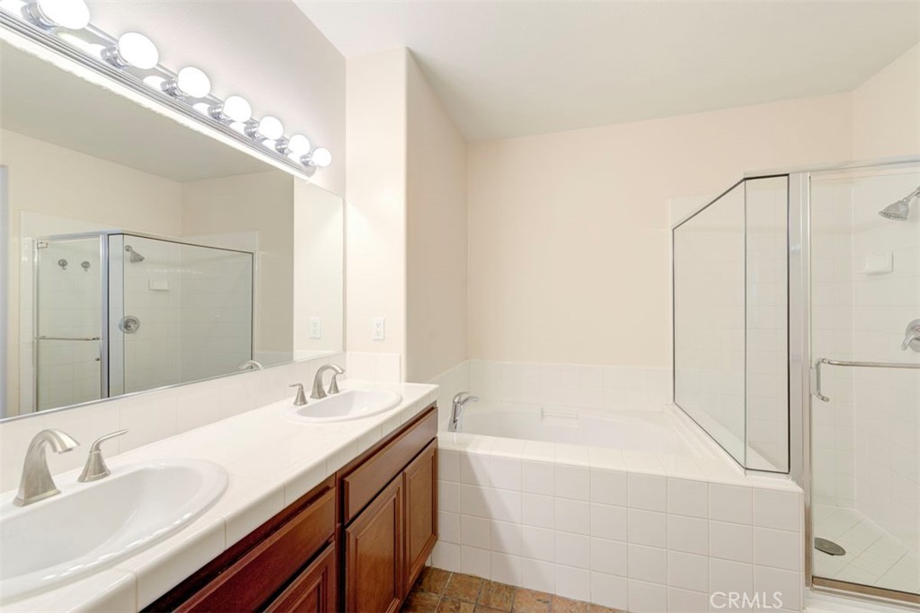 7 Chilmark Street Ladera Ranch, CA 92694 - Photo 19 of 35 Soaking tub and walk-in shower ~