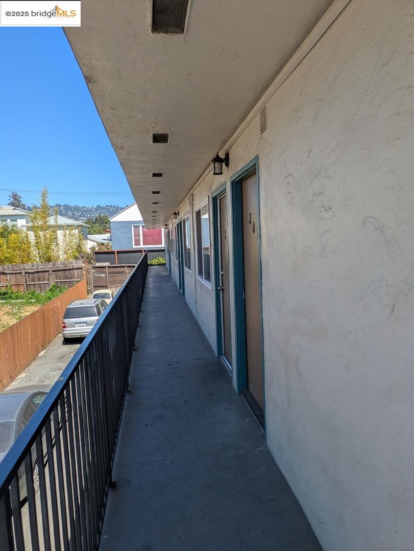 1213 San Pablo Avenue Berkeley, CA 94706 - Photo 10 of 13 a view of a balcony