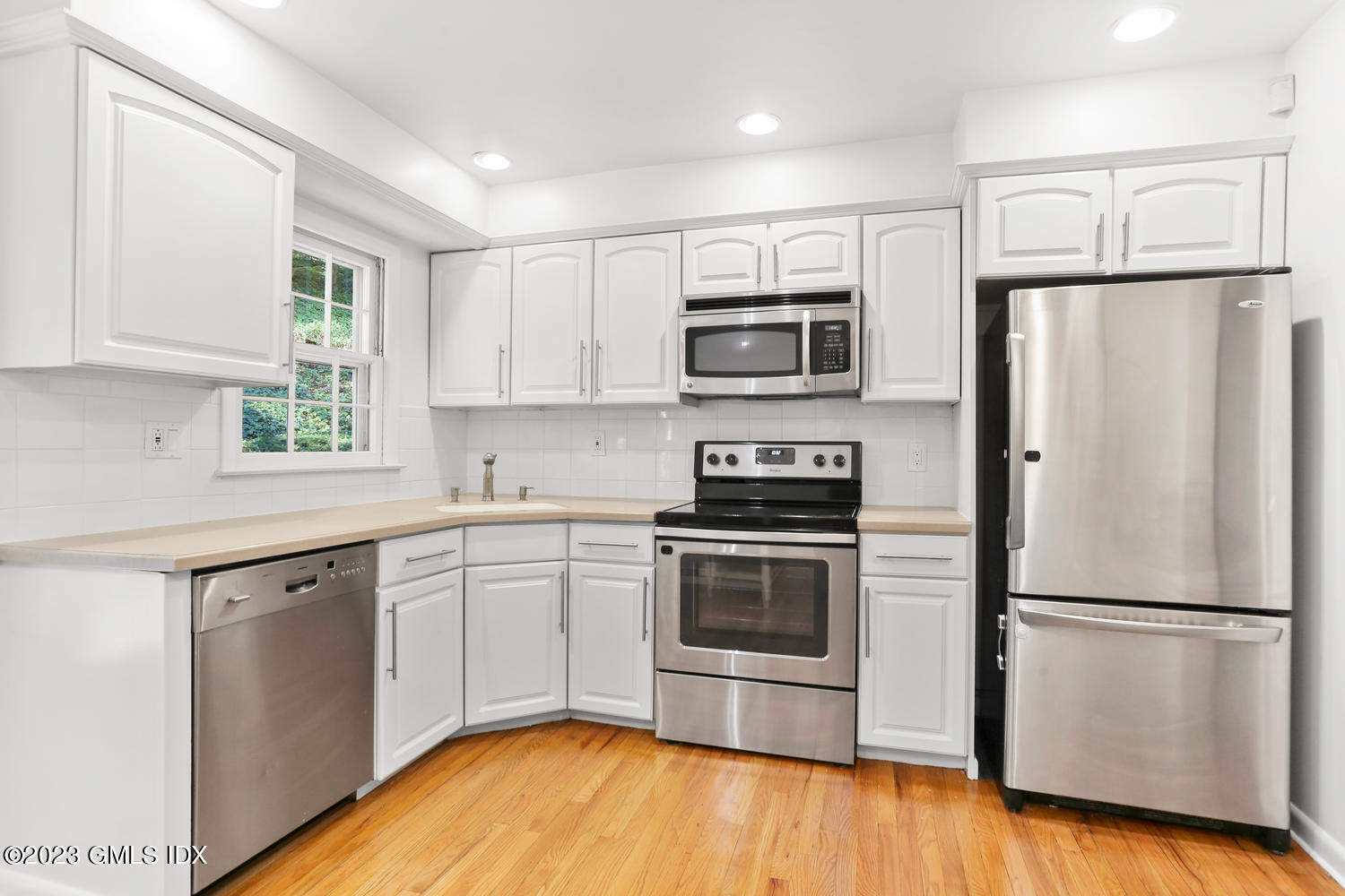 6 Pintail Lane Greenwich, CT 06830 - Photo 16 of 41 a kitchen with a refrigerator stove and microwave